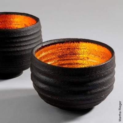 Duas tigelas de cerâmica preta com interior dourado