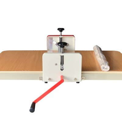 Máquina manual para cortar fatiar alimentos com base em madeira clara e alavanca vermelha.