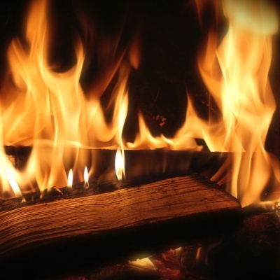 Fogueira com chamas e tronco de madeira