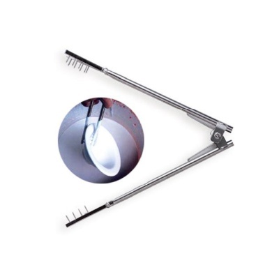 Ferramenta metálica com cerdas para limpeza em ambas as extremidades