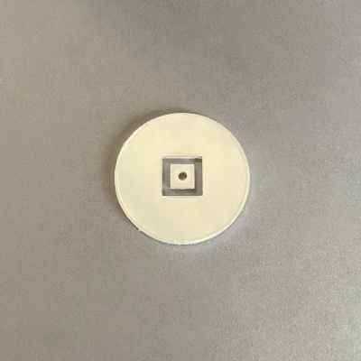 Disco branco redondo com recorte quadrado central e pequeno círculo