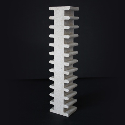 Coluna de suporte clara com saliências horizontais sobre fundo escuro