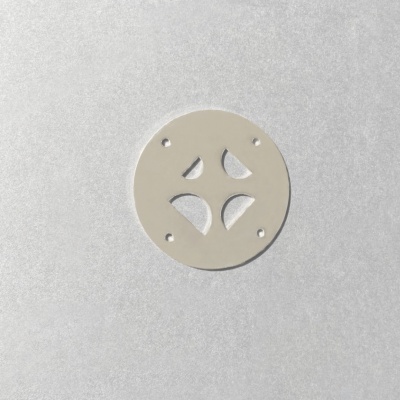 Placa metálica redonda cinza com orifícios e recortes