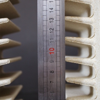 Régua metálica entre superfícies brancas texturizadas com ranhuras arredondadas