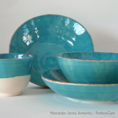 Conjunto de loiça cerâmica azul turquesa com prato e taças