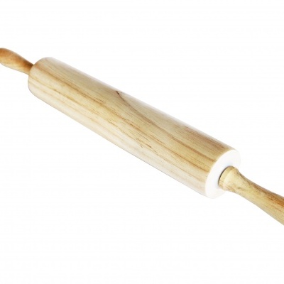 Rolo da massa de madeira clara com pegas cilíndricas