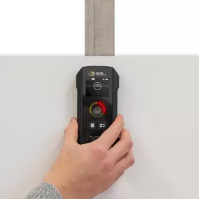 Detector de parede preto com ecrã digital e luzes LED numa parede branca