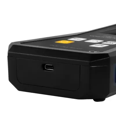 Dispositivo eletrónico preto com porta USB-C e botões funcionais