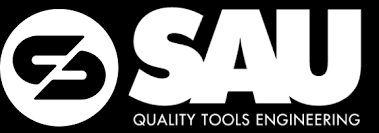 Logótipo branco SAU com texto QUALITY TOOLS ENGINEERING em fundo preto