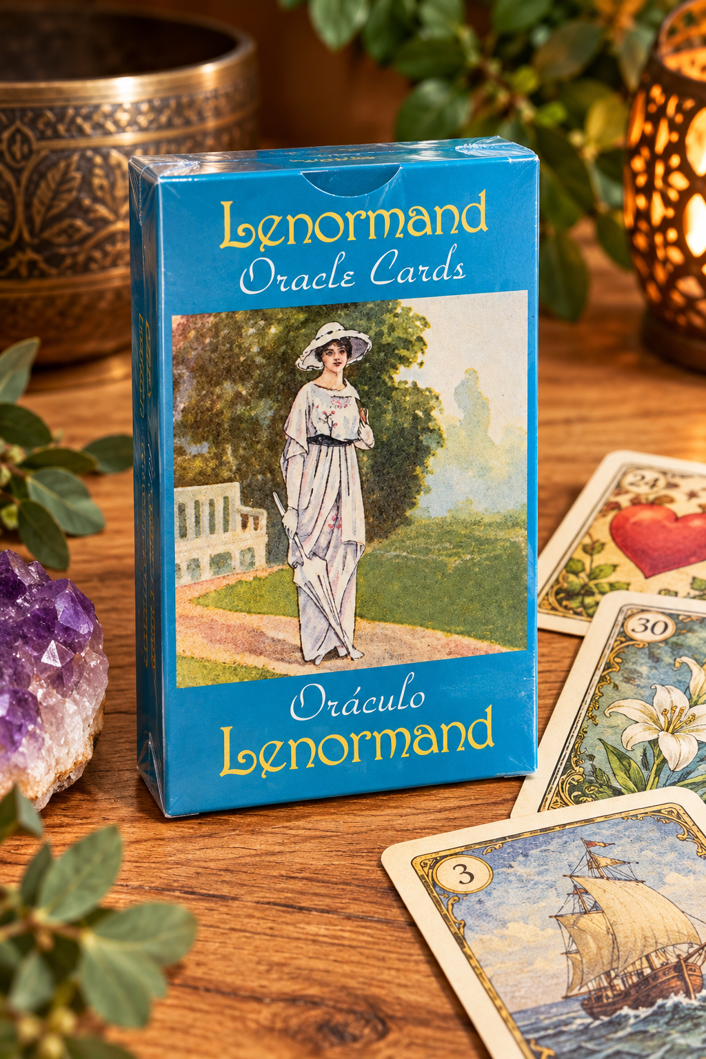 Oraculo Lenormand Caixa azul de cartas oráculo Lenormand com ilustração de mulher e cartas espalhadas sobre mesa de madeira
