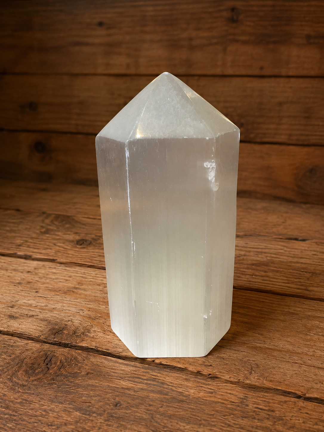 Gerador Selenite 10cm Cristal translúcido branco em forma de prisma hexagonal com ponta afunilada