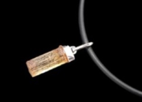 Pingente Topázio Imperial. Tamanho aproximado entre 10×5 mm e 15x10mm Colar com pendente retangular de madeira clara com suporte metálico