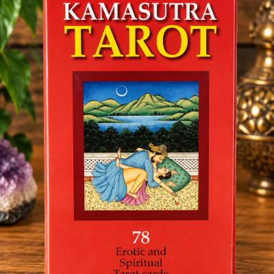Pacote vermelho de Kamasutra Tarot com ilustração de casal e texto