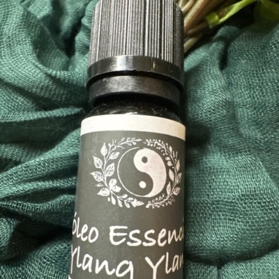 Frasco de óleo essencial Ylang Ylang com rótulo e tampa preta