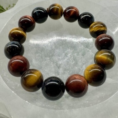 Pulseira de bolas coloridas em base branca translúcida com fundo verde