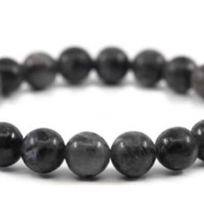 Pulseira de contas esféricas pretas em fundo branco