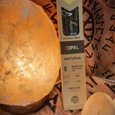 Vela de sal rosa com caixa de incenso natural Copal e fundo com símbolos pretos