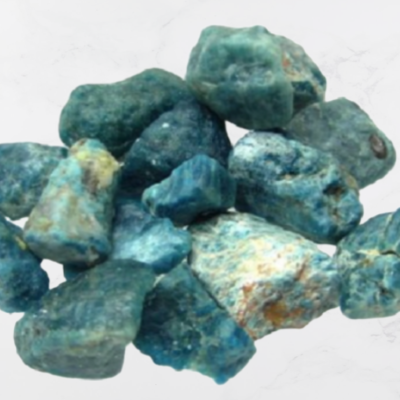 Pedras brutas azul-esverdeadas com texturas irregulares