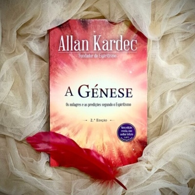 Capa do livro A GÉNESE de Allan Kardec sobre tecido branco com pena vermelha.