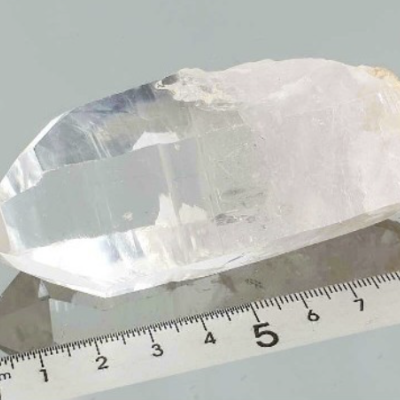 Cristal transparente ao lado de régua em centímetros