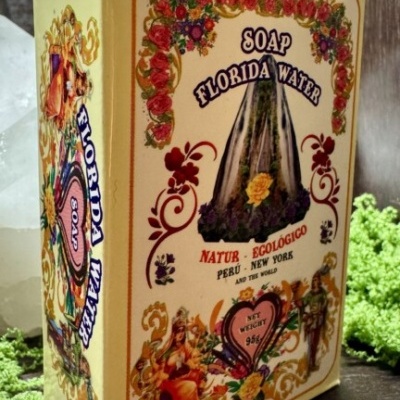Caixa amarela de sabão Florida Water com decoração floral e texto em inglês e português