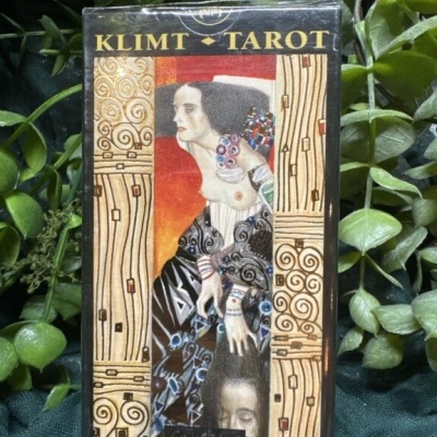 Caixa de baralho de tarot KLIMT TAROT com arte de Gustav Klimt em tons dourados, vermelhos e pretos.