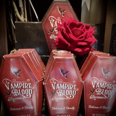 Caixas vermelhas de incenso em forma de caixão com texto Vampire Blood e rosa vermelha