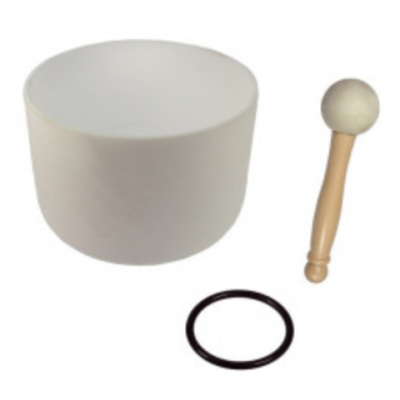 Taça tibetana branca com malhete e anel em fundo branco