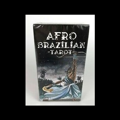 Caixa preta do baralho Afro Brazilian Tarot com imagem de uma figura segurando cajado em paisagem noturna