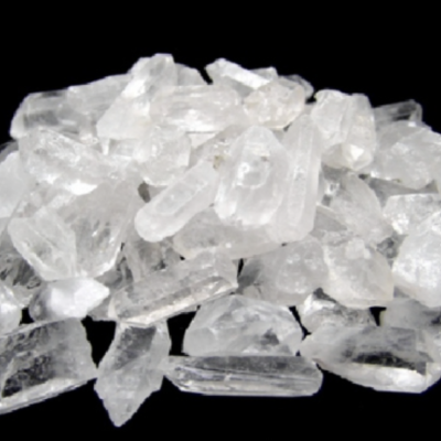 Cristais brancos transparentes empilhados sobre fundo preto