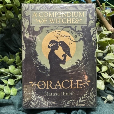 Caixa de cartas Oracle A Compendium of Witches com figura feminina e corvo em design dourado e cinza