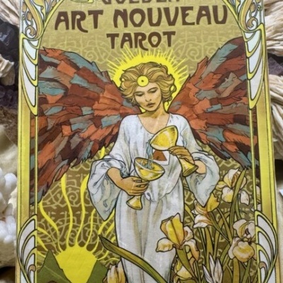 Caixa de tarot dourada com anjo e cálices, arte Art Nouveau