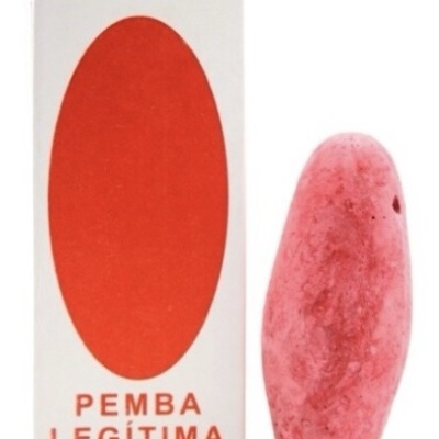 Embalagem branca com elipse vermelha e texto PEMBA LEGÍTIMA ao lado de objeto rosa irregular.