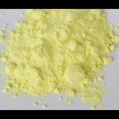 pó amarelo claro em superfície branca
