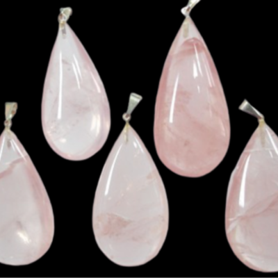 Cinco pendentes de pedra rosa em forma de gota com suportes metálicos prateados