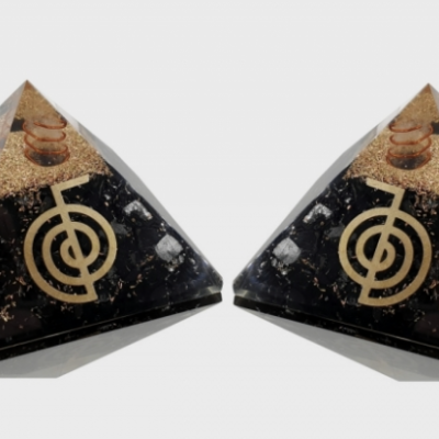 Duas pirâmides decorativas de resina preta com metais dourados e padrão em espiral