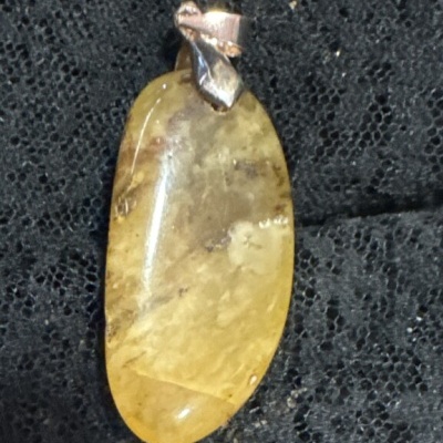 Pendente elíptico em pedra amarela translúcida com suporte metálico prateado e dourado