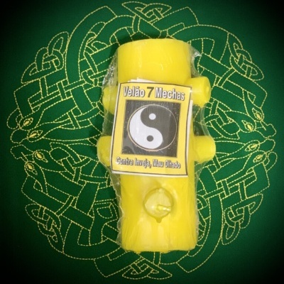 Vela amarela 7 mechas com etiqueta yin-yang e texto contra inveja em fundo verde bordado