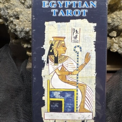 Caixa de tarot temático egípcio com figura feminina e texto Egyptian Tarot