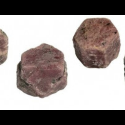 Pedras brutas castanhas com manchas escuras sobre fundo branco