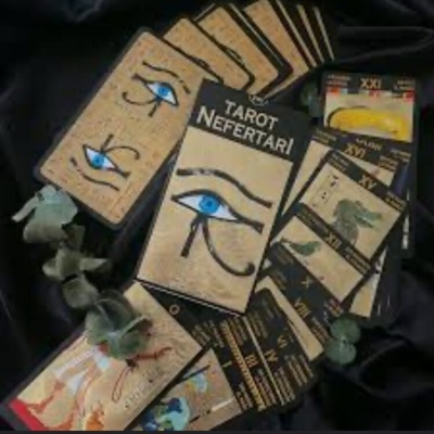 Baralho de cartas de tarot Nefertari com fundo bege e ilustrações coloridas