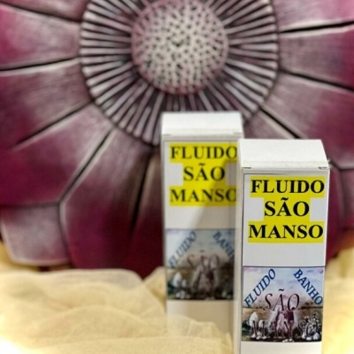 Duas embalagens do produto FLUIDO SÃO MANSO com fundo de flor decorativa rosa.