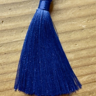 Tassel azul escuro em fundo de madeira