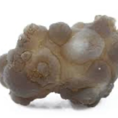 Mineral nodular cinzento e castanho sobre fundo branco