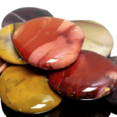 Pedras decorativas coloridas lisas e brilhantes sobre superfície preta