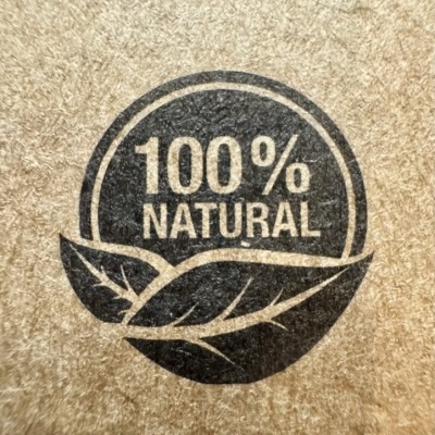 Selo 100% NATURAL com duas folhas em fundo castanho de papel reciclado