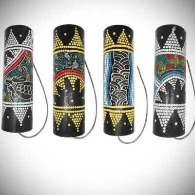Quatro cilindros decorativos pintados com padrões coloridos e cordas