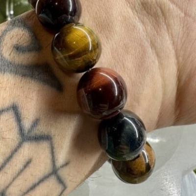 Pulseira elástica com contas multicoloridas usadas no pulso