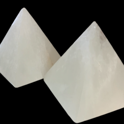 Duas pirâmides de cristal branco translúcido