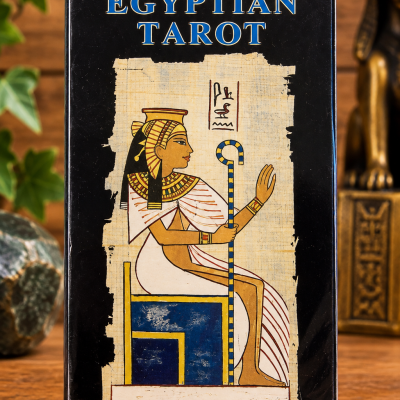 Caixa de baralho Egyptian Tarot com figura egípcia sentada